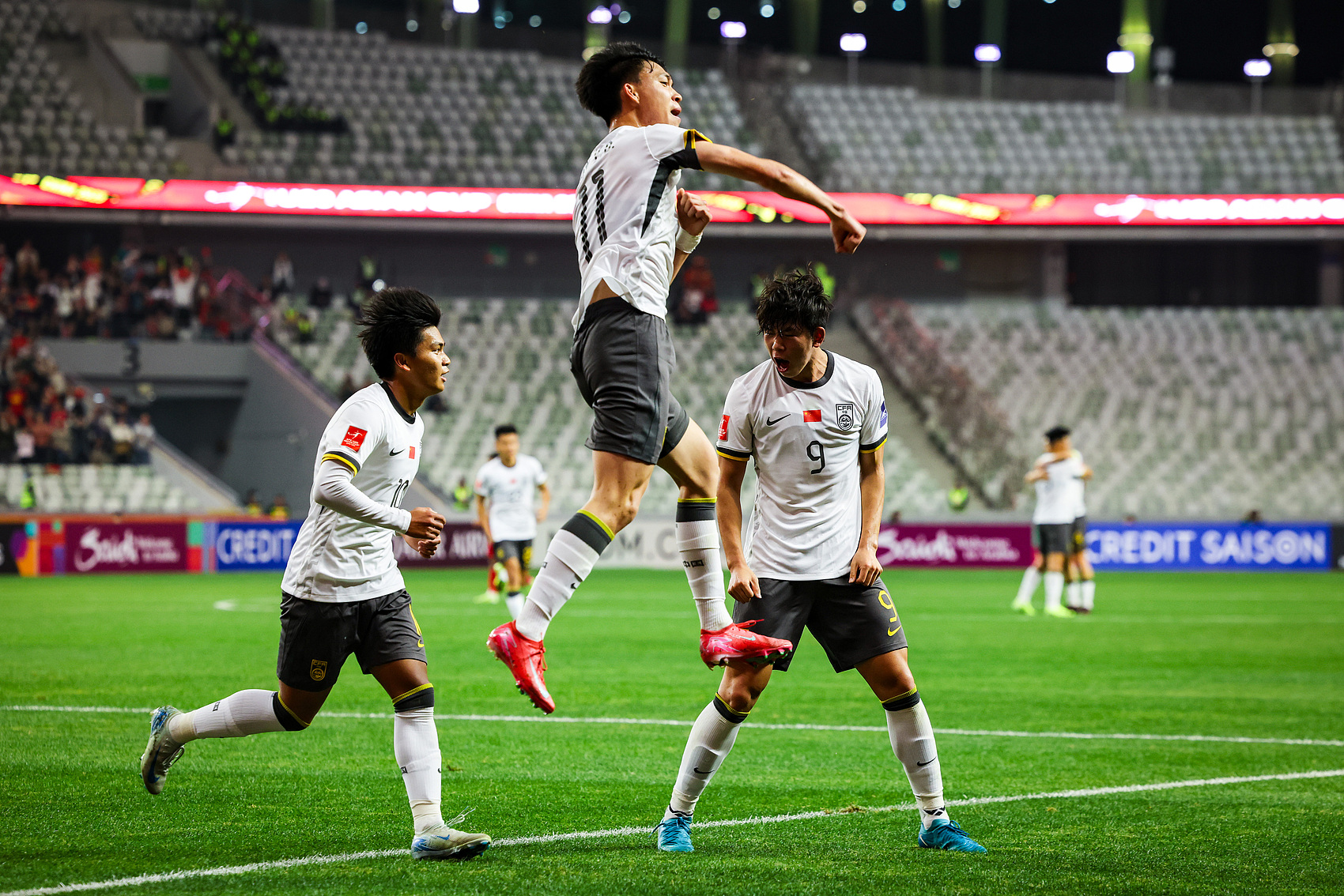  全面壓制！國青半場控球率高達7成，射門比9-3，造對方3張黃牌