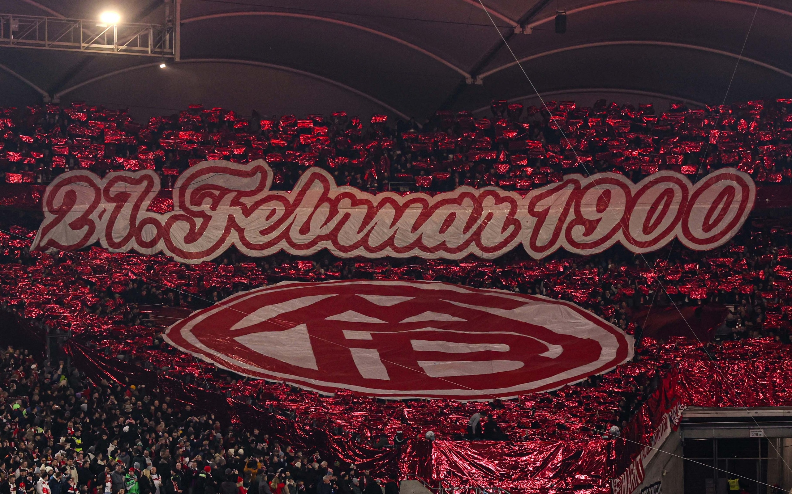  拜仁球迷在看臺展示TIFO，慶祝俱樂部成立125周年
