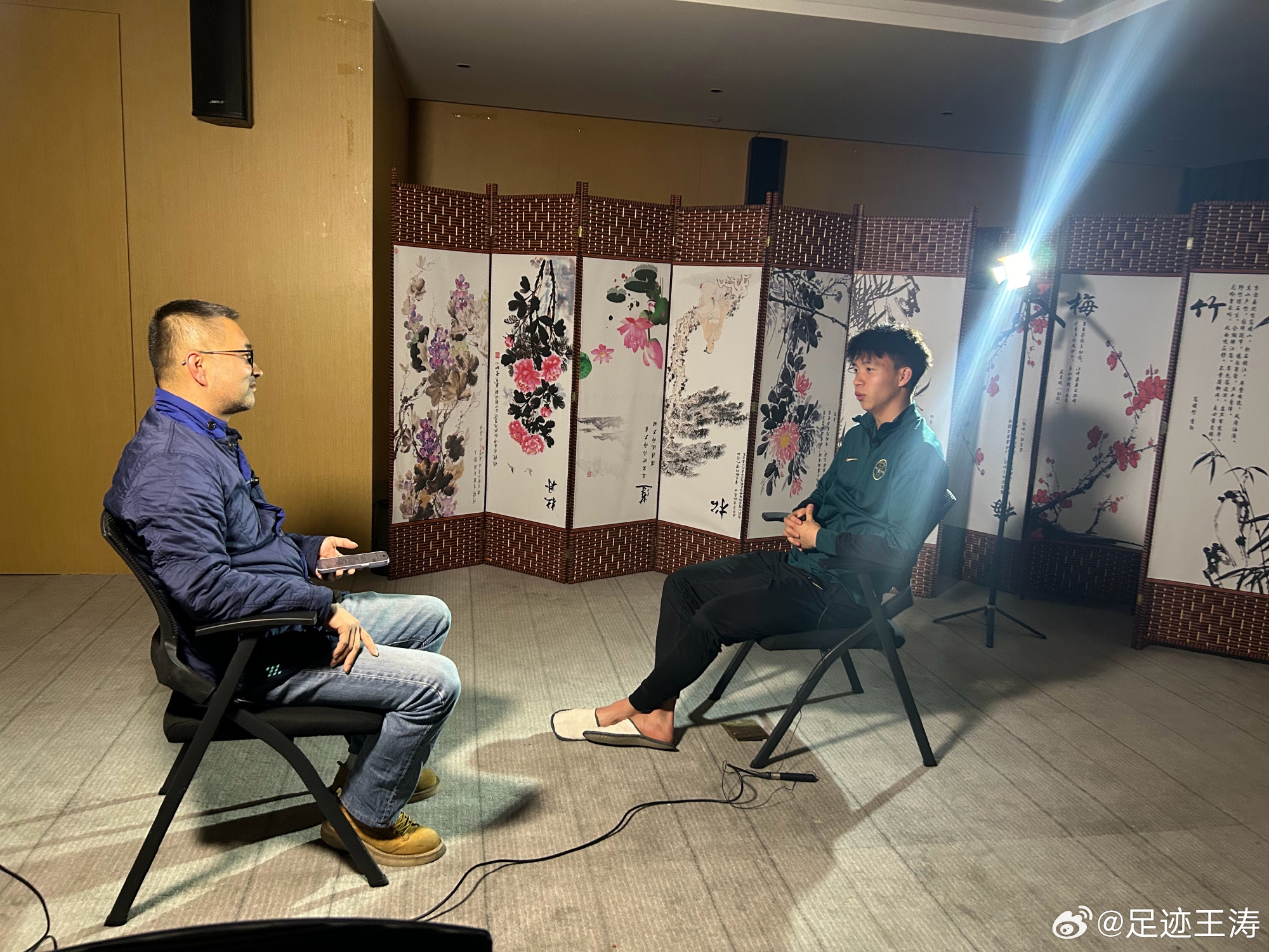 記者：王鈺棟視韋世豪為偶像&想加他微信，現(xiàn)進(jìn)了國(guó)足不知加到?jīng)]