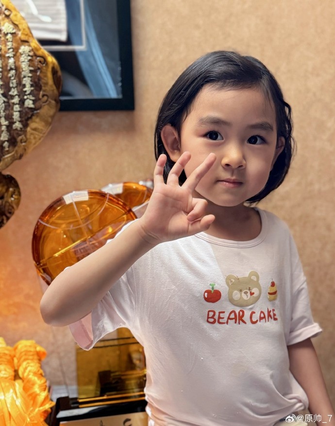 三分大賽三冠王！原帥曬三冠獎(jiǎng)杯：完成了女兒給安排的任務(wù)！
