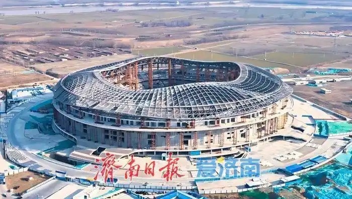  魯媒：戴上1.6萬噸“鋼鐵巨冠”，黃河體育中心球場(chǎng)完成屋蓋施工