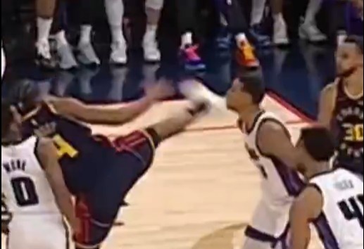  抬腳過(guò)高踢到了對(duì)手下巴！NBA官方：穆迪這一動(dòng)作被判1級(jí)惡犯