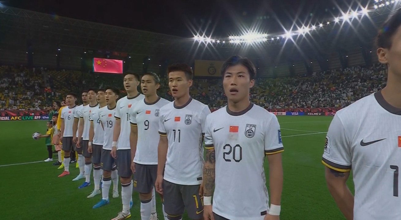  大戰(zhàn)一觸即發(fā)！賽前國(guó)歌儀式，國(guó)足首發(fā)11人高唱國(guó)歌