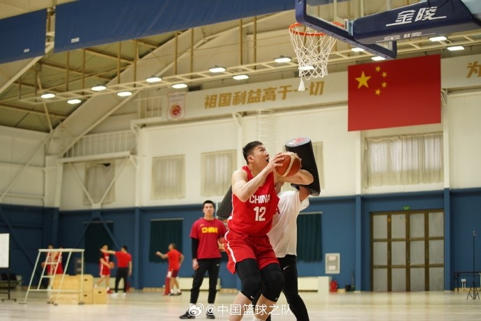  中國籃球之隊官博：大塊頭 大能量 祝李炎哲25歲生日快樂！