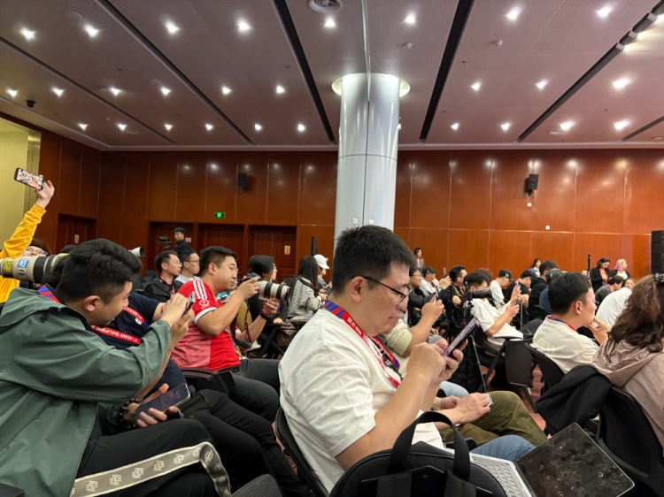  萬(wàn)眾矚目！記者擠滿(mǎn)國(guó)足賽前新聞發(fā)布廳，賽場(chǎng)記者預(yù)計(jì)超300人