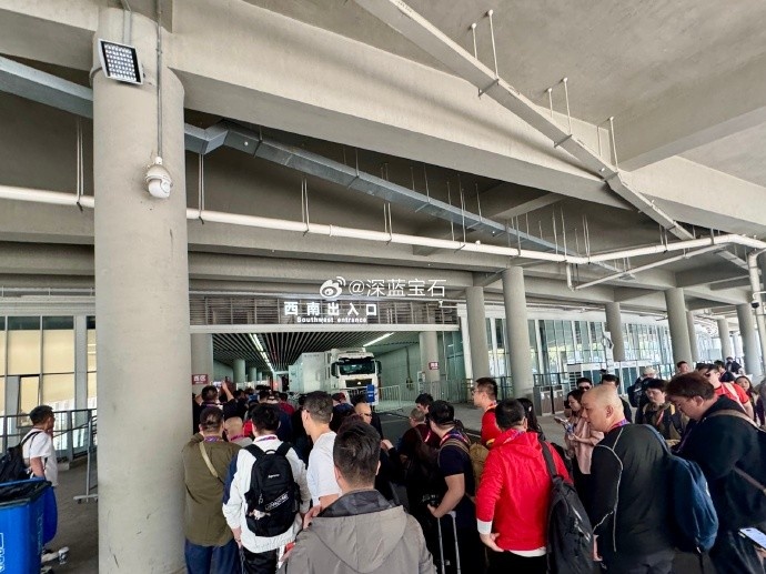  盛況空前！記者曬照：距離中澳之戰(zhàn)還有三小時(shí)，現(xiàn)場(chǎng)記者已超百名