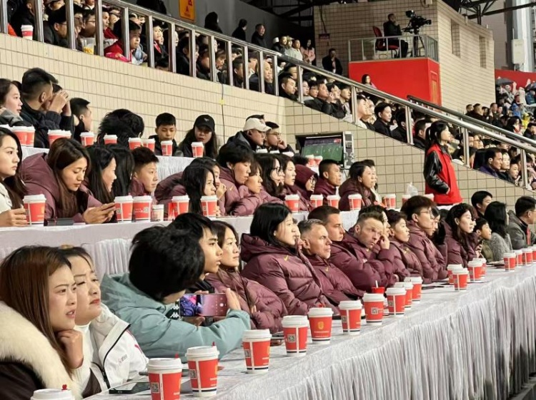  北青體育：中國女足現(xiàn)身中甲賽場，觀看重慶銅梁龍vs遼寧鐵人