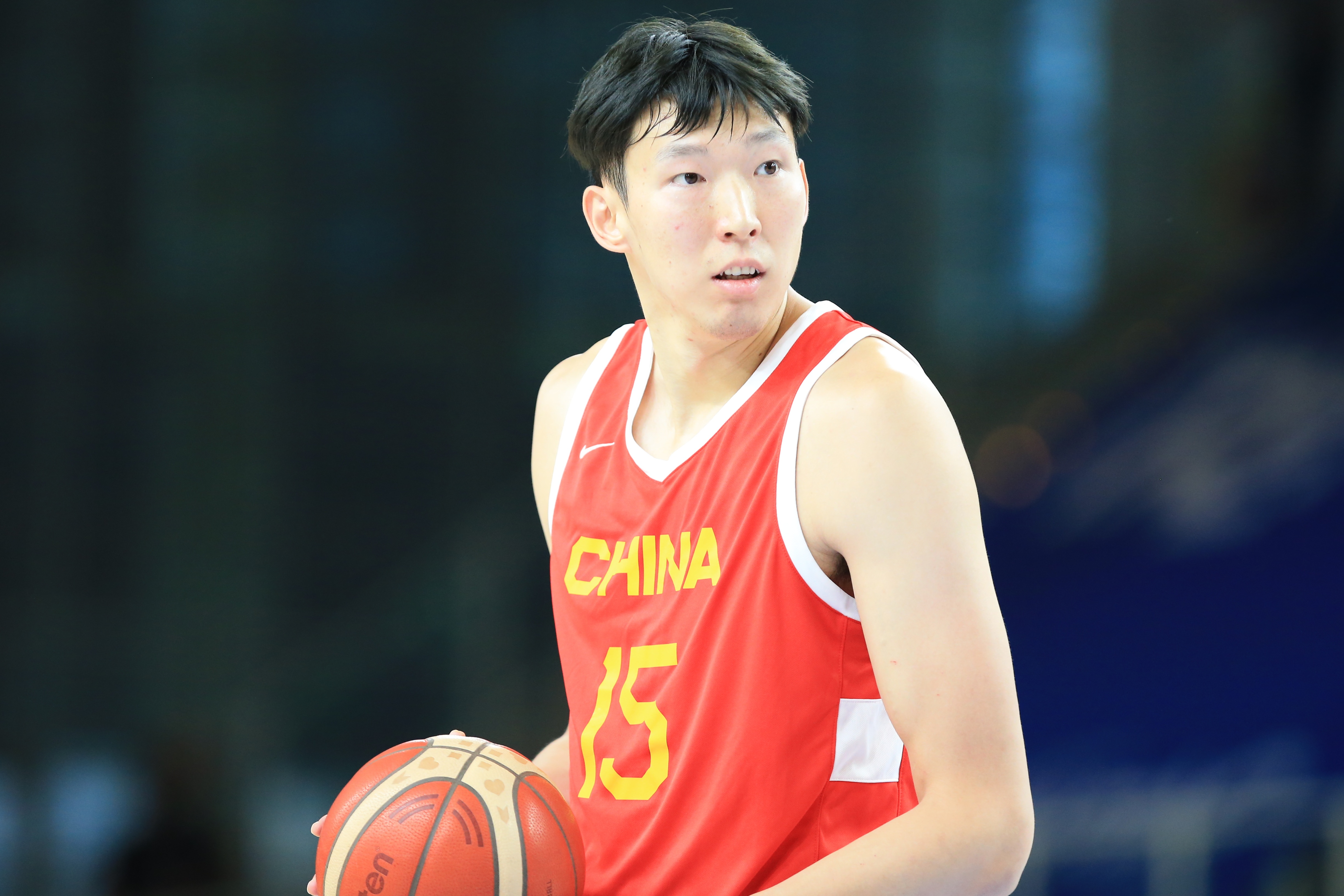  打得不錯(cuò)！周琦攻防建樹(shù) 半場(chǎng)4投2中得到5分3板1斷1帽0失誤