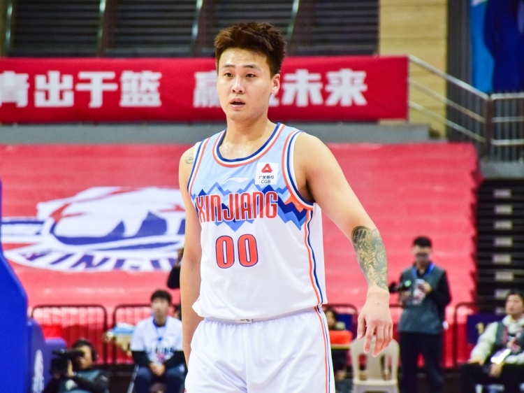  狀態(tài)不俗！趙睿半場9中4拿到15分5籃板