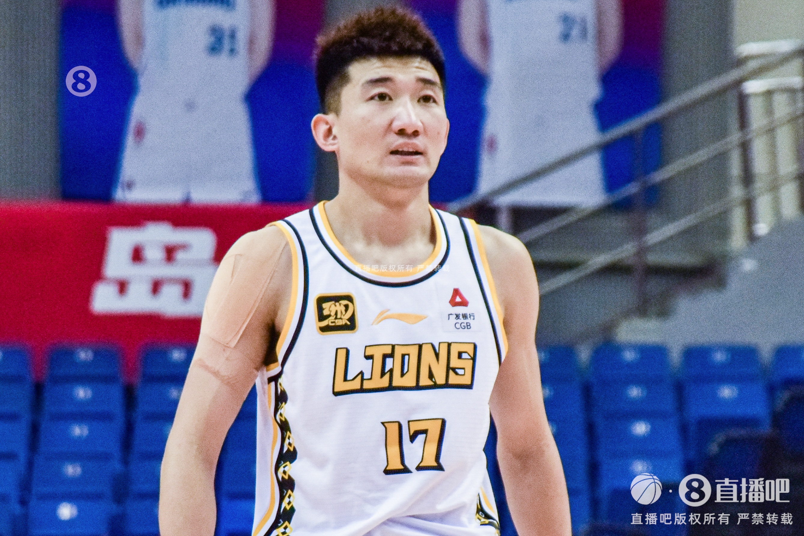  效率太低！孫銘徽15中4拿到15分4板12助2斷1帽 5次犯規(guī)